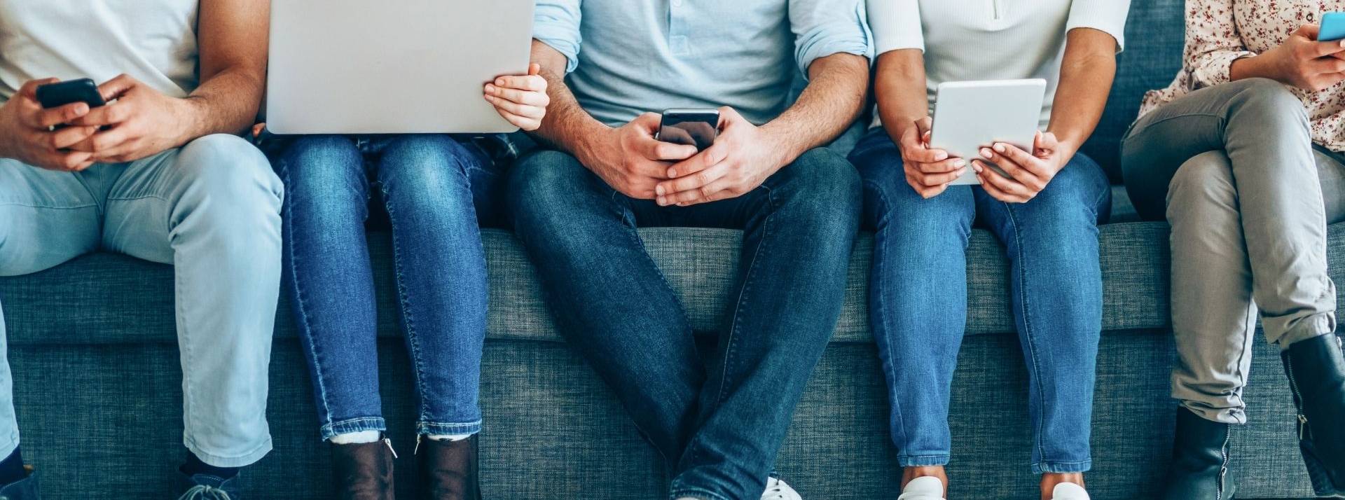 En partenariat avec Hubspot, Talkwalker - l’outil de veille et d’analyse des réseaux sociaux, dévoile les 10 grandes tendances identifiées par des experts du secteur de la communication et du marketing mais aussi des consommateurs. Personnes assisent sur un canapé devant des écrans de téléphone, tablette ou ordinateur