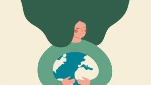 Femme tenant la planète terre dans ses bras