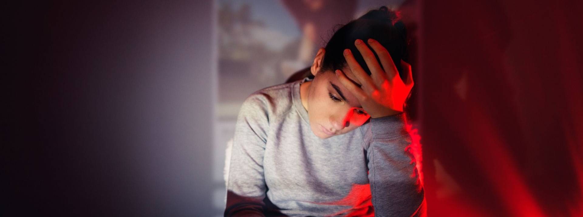 Tinder lance en France Are You Sure? et Does This Bother You? deux nouvelles fonctionnalités pour lutter contre le harcèlement Jeune femme se tenant la t^te devant son smartphone