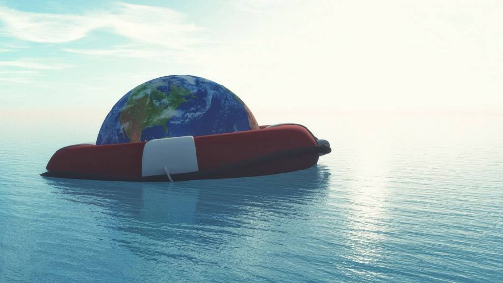 Planete flottant sur l'eau dans un canot de sauvetage