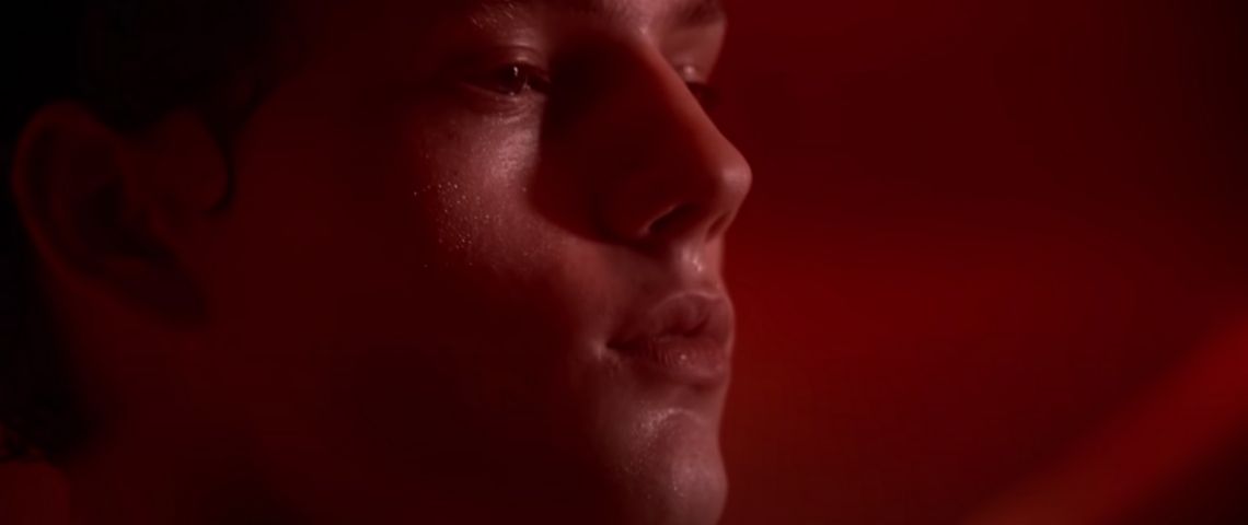 Écouter son parfum : quand l'Oréal et IRCAM Amplify utilisent le son pour traduire une odeur Visage homme mannequin