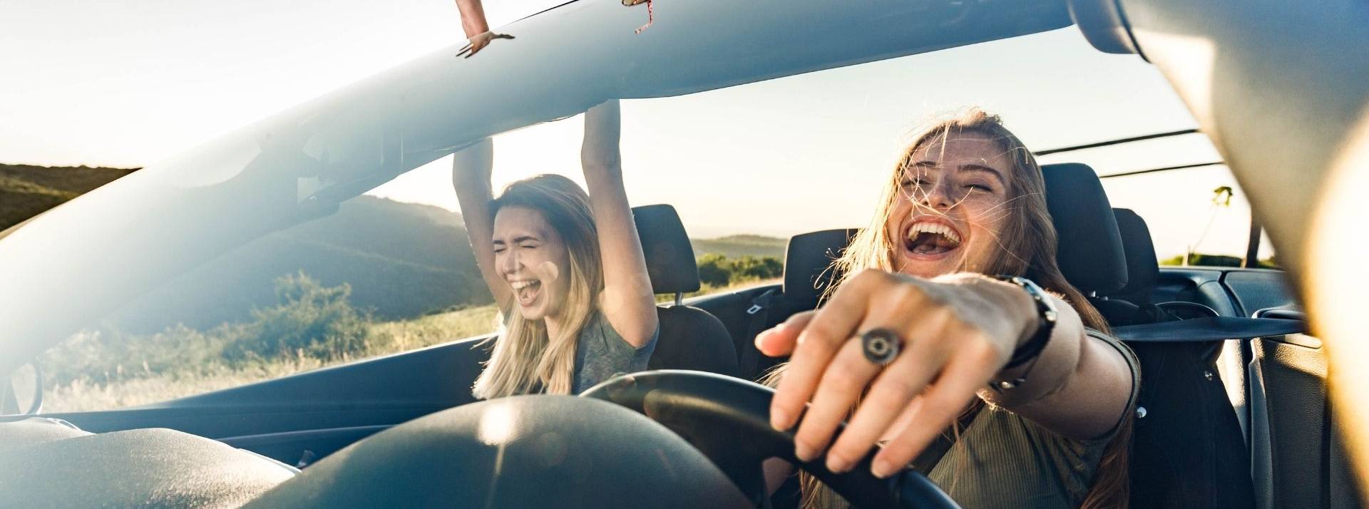 Virtuo s'est imposée lors de la finale de la G20 Innovation League et a remporté la catégorie “Smart Cities & Mobility”. Deux femmes dans une décapotable riant aux éclats