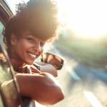 Femme sortant sa tête par la vitre d'une voiture