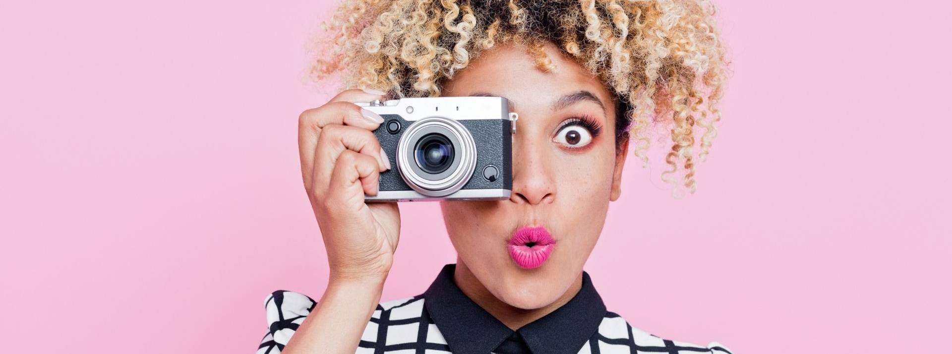 Dénicher la référence d'un vêtement grâce à son image, c'est la promesse de Watiz. Femme tenant un appareil photo