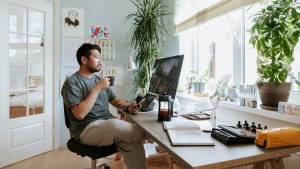 Un homme assis devant son ordinateur
