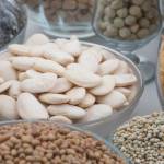 Mix de graines alimentaires dans des bocaux de verres.