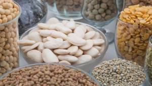 Mix de graines alimentaires dans des bocaux de verres.