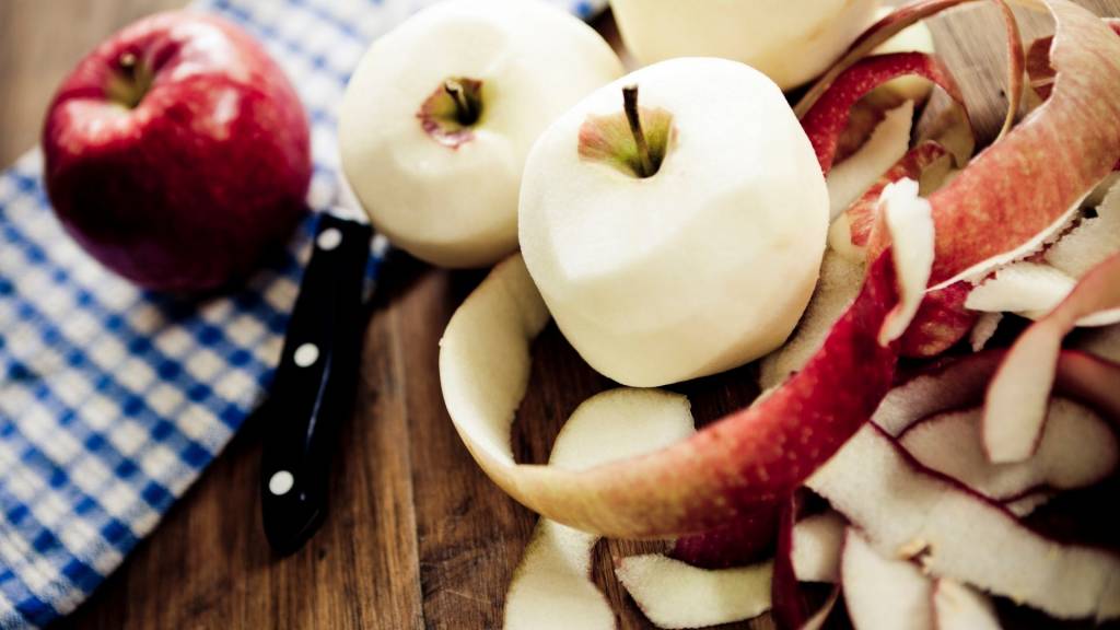 Pommes et épluchures de pommes sur une table