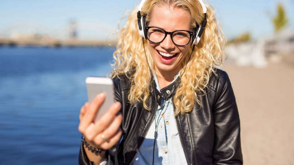 Femme blonde qui écoute de la musique