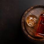Bouteille de whiskey écossais, verre et vieux baril