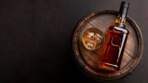 Bouteille de whiskey écossais, verre et vieux baril