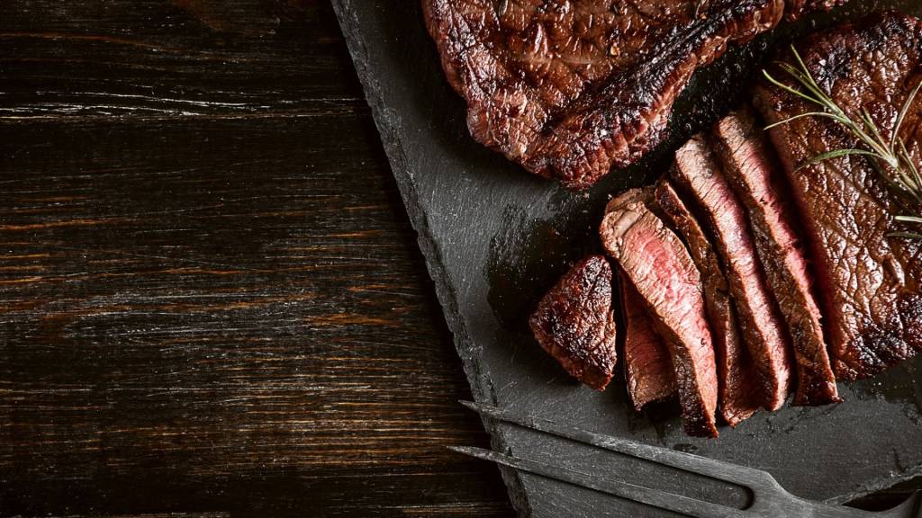 Pièce de steak végétale sur une assiette.
