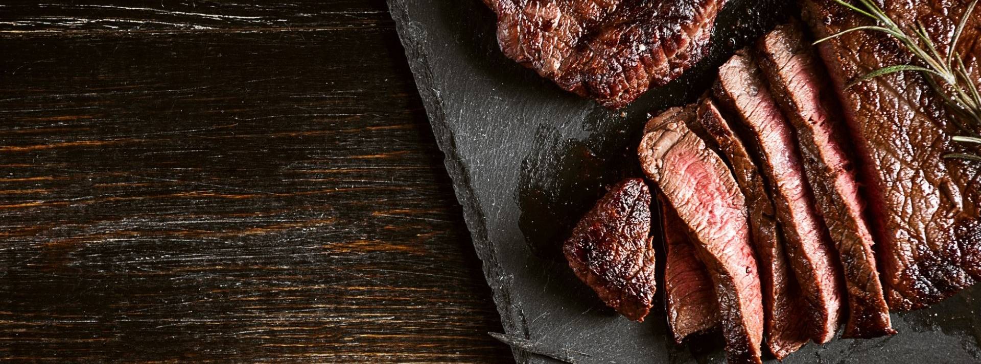 Une start up israëlienne redéfini nos régimes en alliant protéines végétales et impression 3D. Pièce de steak végétale sur une assiette.