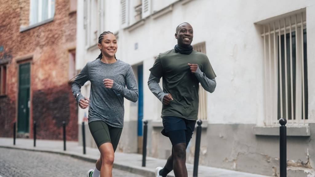 Deux coureurs habillés en Circle