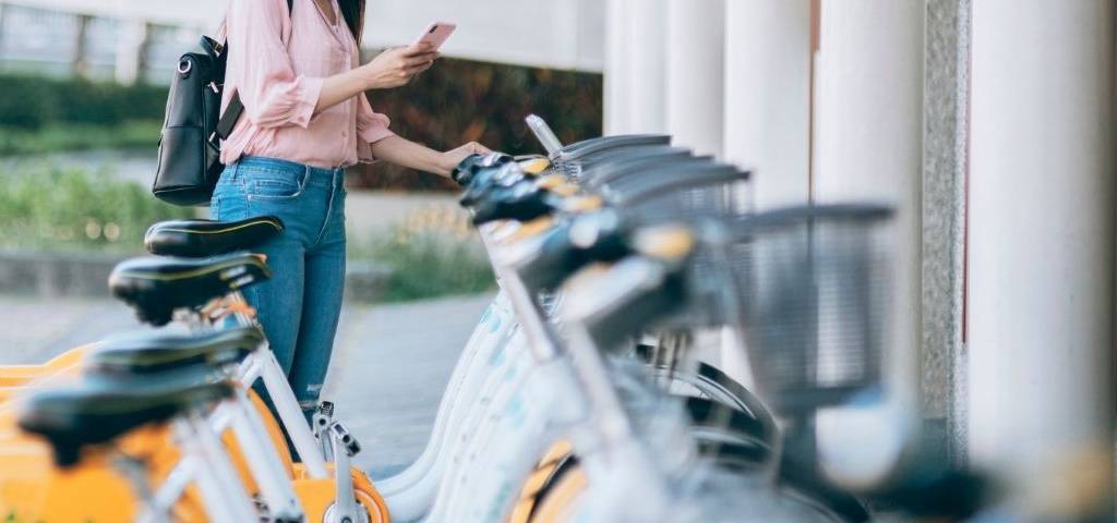 Une femme loue un vélo.