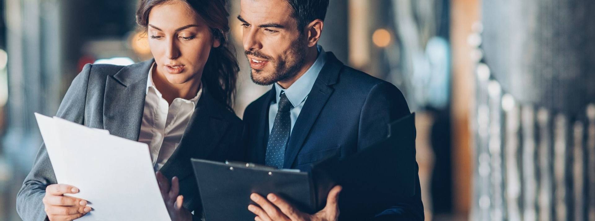 Datavisusalition et datastorytelling : outils de pilotage et de performance ? Deux collègues de travail