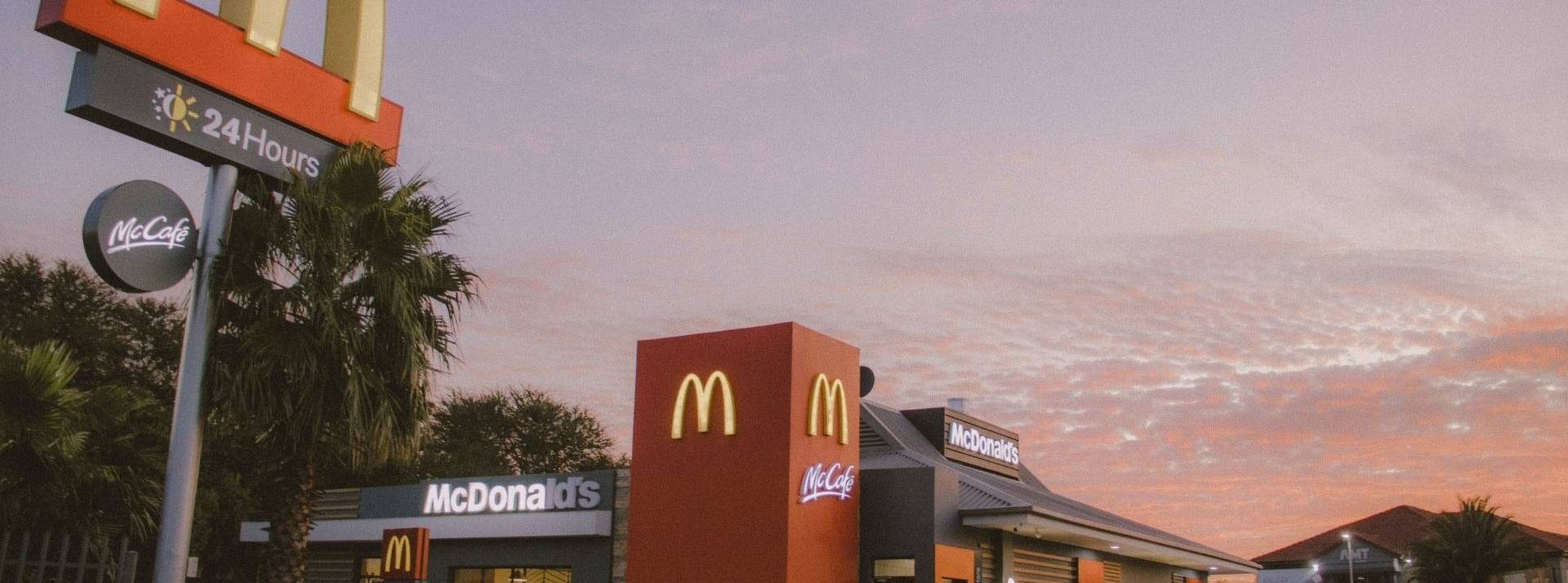 CDI, jobs étudiants, perspectives d’évolution… McDonalds, premier recruteur de France Un restaurant McDo