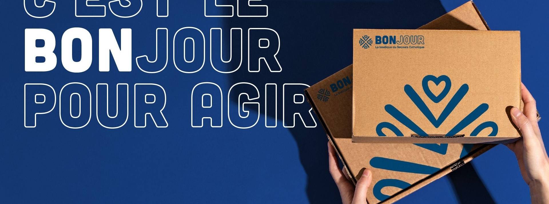 Le Secours Catholique-Caritas France fait à nouveau confiance à l’agence de design Curius, dans un projet de relance de son e-shop solidaire créé en 2019 boite en carton a l'effigie de l'e-shop solidaire Bonjour