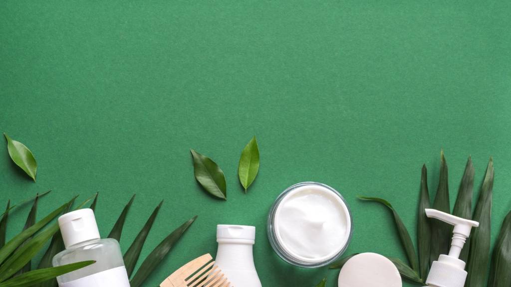 pots et tubes de cosmétiques