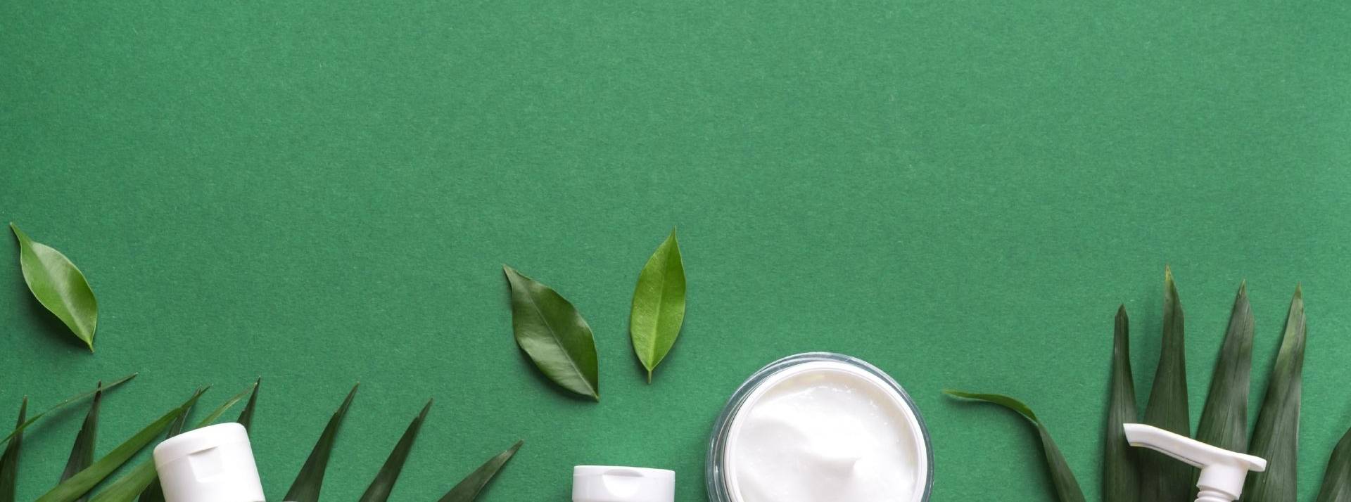 Albéa annonce des partenariats afin de fournir aux marques de beauté et de soins des tubes « made in America » fait à partir de plastiques recyclés post-consommation (PCR). pots et tubes de cosmétiques