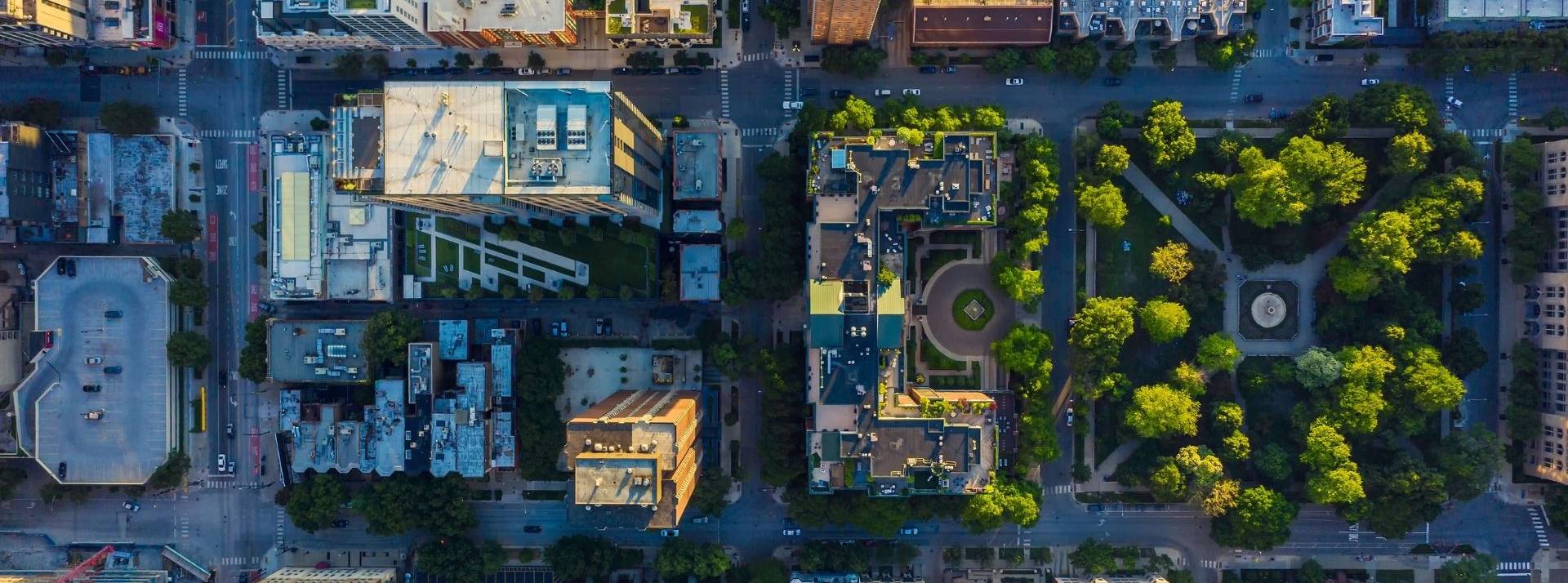 Algar (ex Permettez-Moi de Construire) lève 3,2 M€ pour accélérer le développement de ses offres BtoB Vue aérienne de haut en bas du réseau urbain de centre-ville