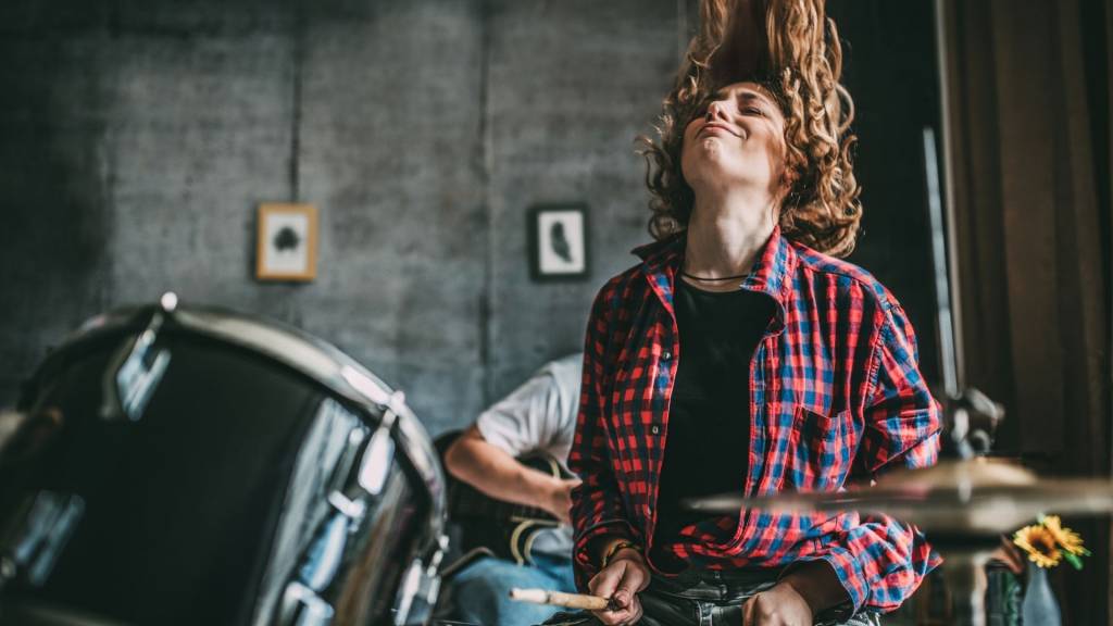 Adolescent jouant du rock and Roll