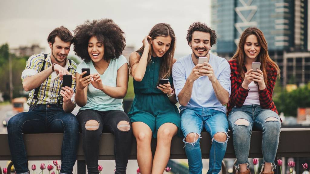 Jeunes consultant leur smartphone