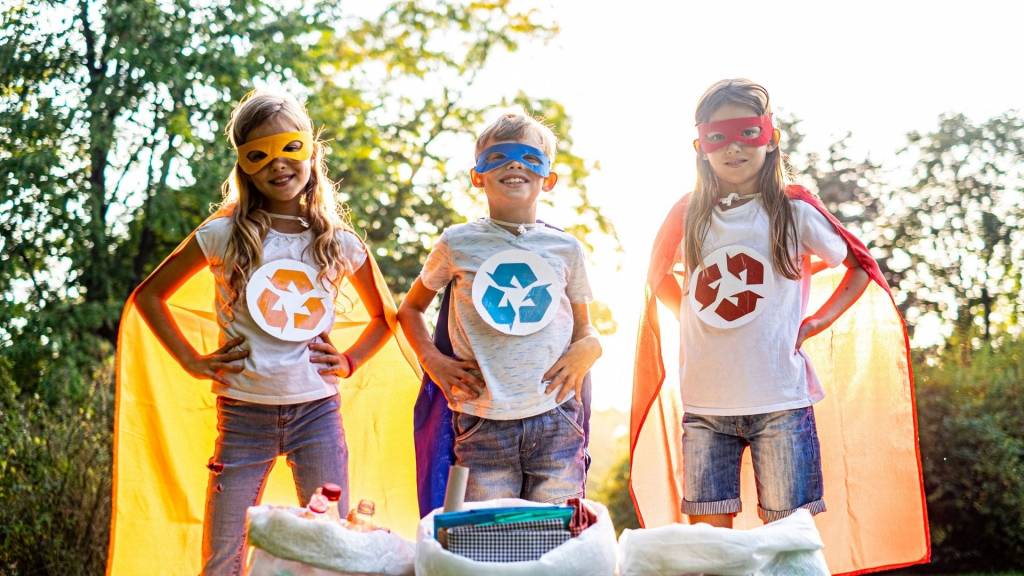 Enfant avec des logos de recyclage sur leur Tshirt et des masques de super héros