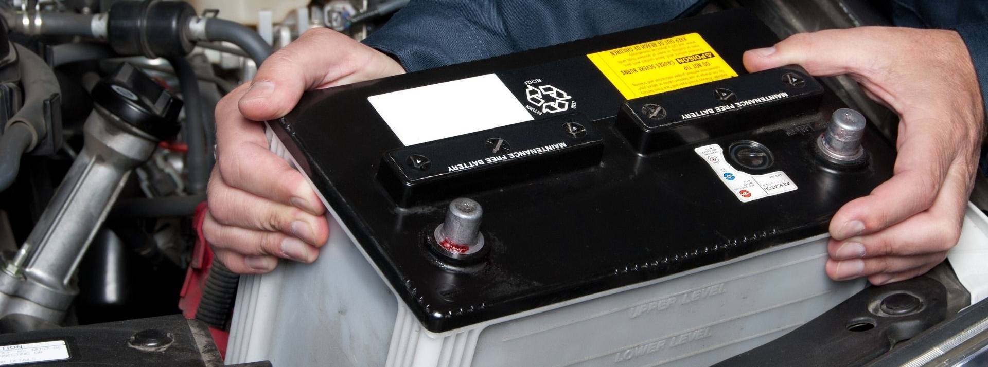 Kyburz invente un démonteleur de batterie écoresponsable et sans risque. Un homme enlève une batterie d'un véhicule électrique.