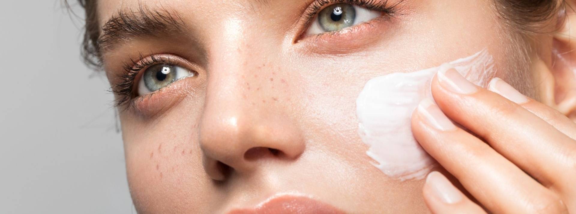La start-up Beautigloo lève 2,7 millions d’euros pour devenir le leader mondial de la beauté réfrigérée et répondre à la forte demande à laquelle elle fait face. Femme s'étalant de la crème sur le visage