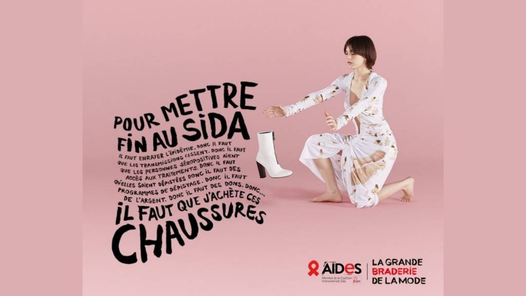 Femme avancant ses bras vers une chaussure