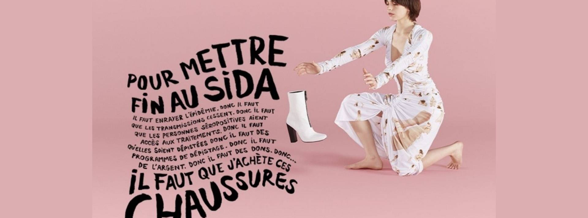 La Grande Braderie de la Mode de AIDES revient en décembre pour allier plaisir et solidarité juste avant les fêtes. Femme avancant ses bras vers une chaussure