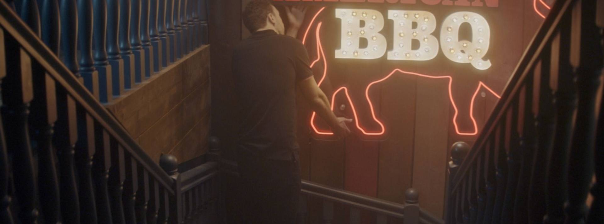 Dans le cadre du renouveau de la marque, Buffalo Grill réinvente ses restaurants et les transforme en véritables « Houses Of BBQ » logo American BBQ