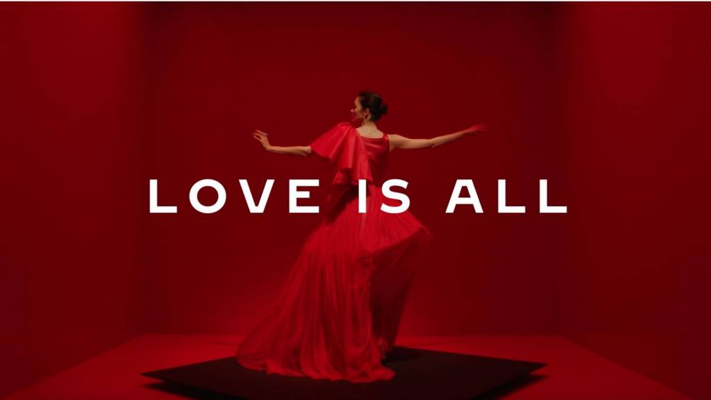 Femme avec une robe rouge de soirée