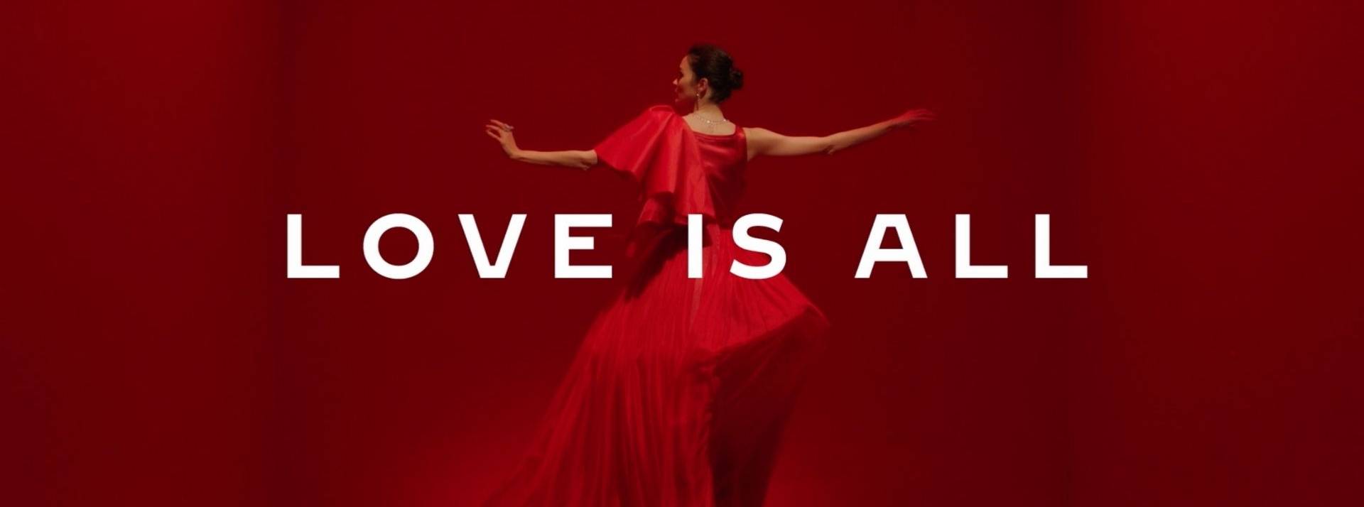 Cartier et Publicis Luxe célèbrent les fêtes de fin d’année en redonnant vie au mythe musical « Love is all » ! Femme avec une robe rouge de soirée