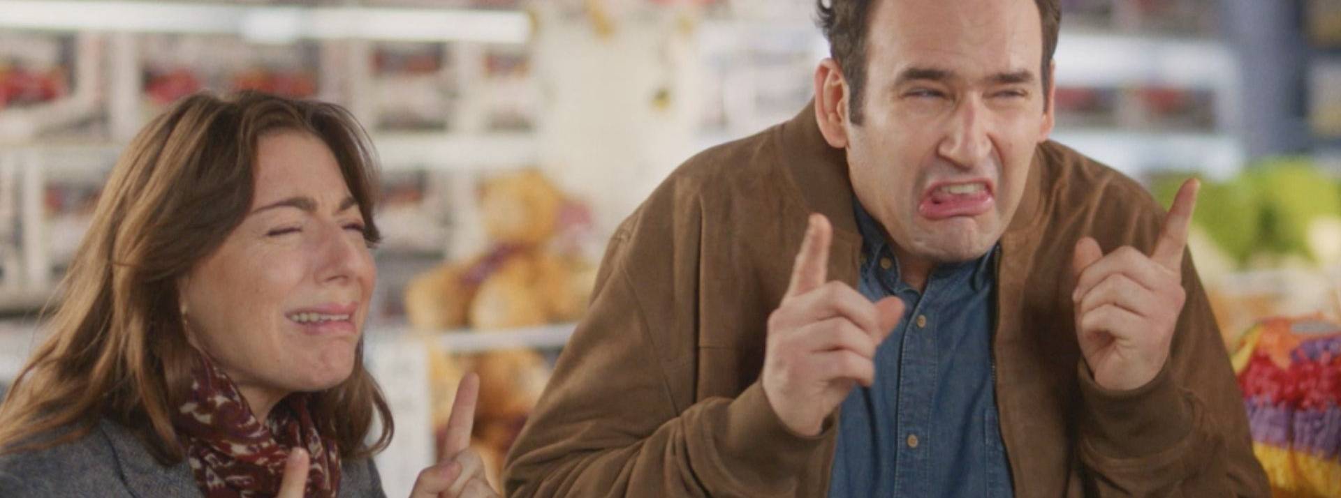 Avec sa nouvelle campagne signée Babel, La Grande Récré célèbre les parents audacieux dans leur quête des cadeaux de Noël parent mimant leur enfant