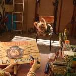 Grand Mère faisant une affiche "chien méchant" avec un yorkshire face à elle
