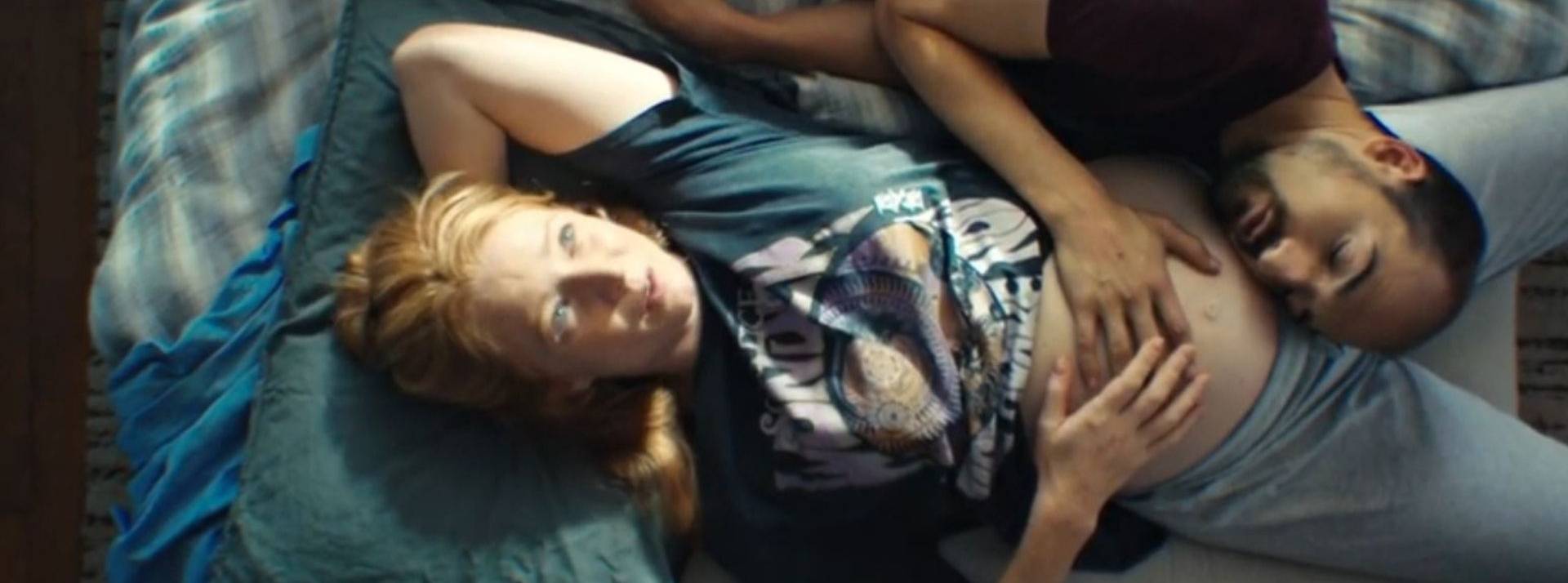 Devenir parent, c’est aussi se poser des questions. Une campagne de DDB Paris réalisée par Thomas Lilti pour Santé Publique France Femme enceinte alllongée sur le dos avec son mari la main posée sur son ventre
