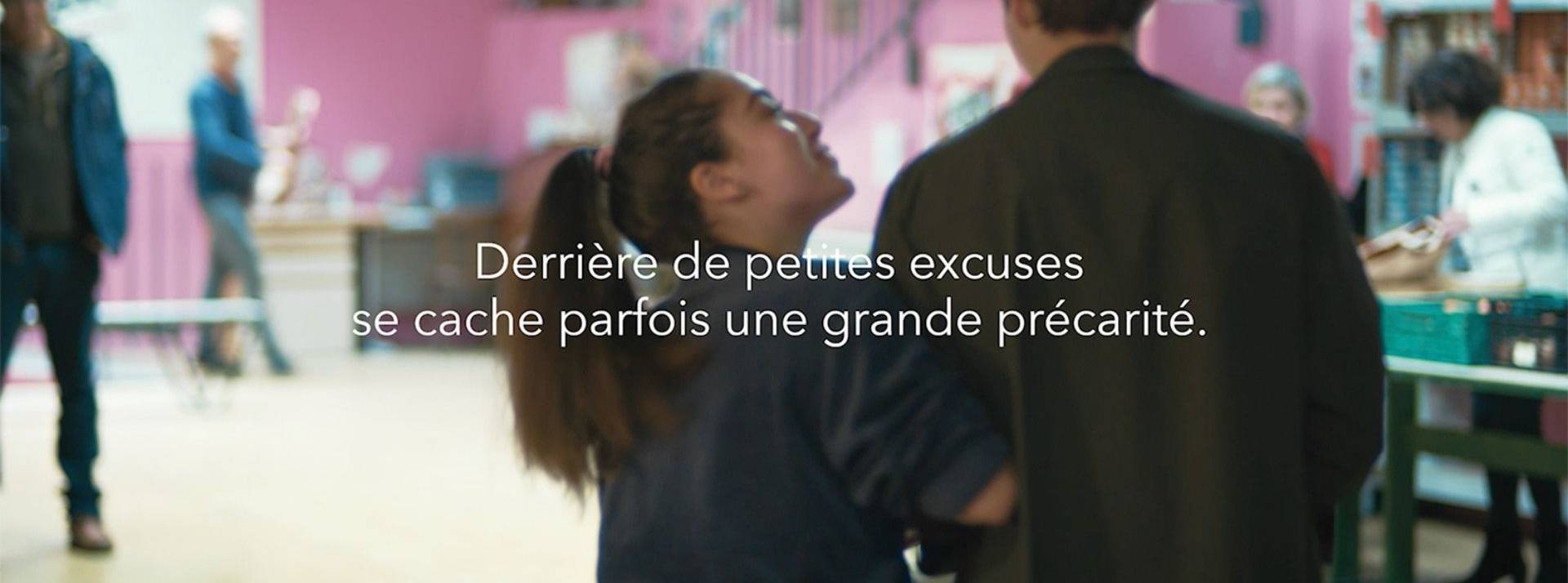 Dans cette nouvelle campagne d’appel aux dons diffusée l’association met en avant certains des visages des personnes qu’elles accueillent jeune bénévole des restos du coeur accueillant un jeune homme