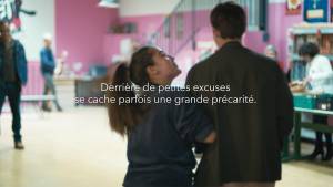 jeune bénévole des restos du coeur accueillant un jeune homme