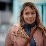 Femme souriante se promenant dan la rue