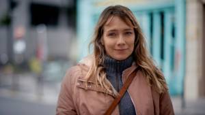 Femme souriante se promenant dan la rue