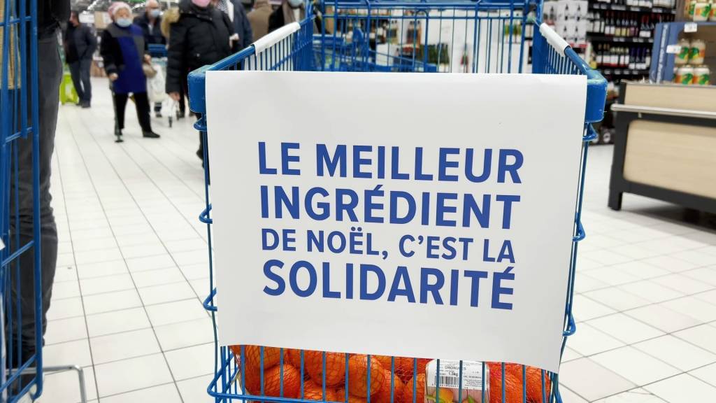 caddie avec la pancarte : Le meilleur ingrédient de Noel, c'est la solidarité