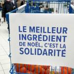 caddie avec la pancarte : Le meilleur ingrédient de Noel, c'est la solidarité