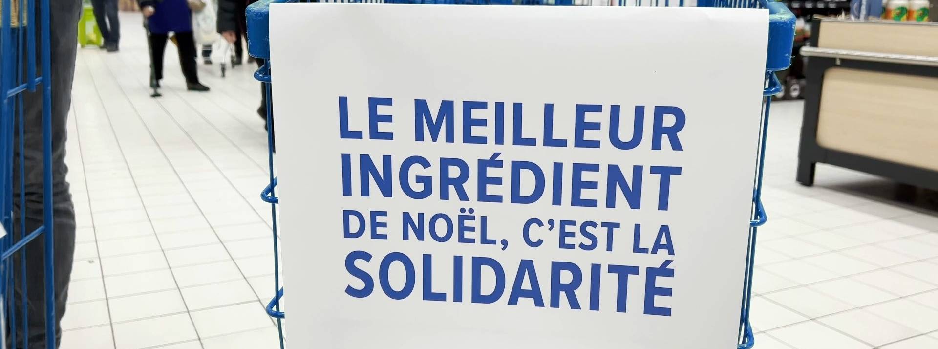 caddie avec la pancarte : Le meilleur ingrédient de Noel, c'est la solidarité