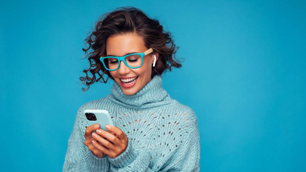 Femme consultant son smartphone