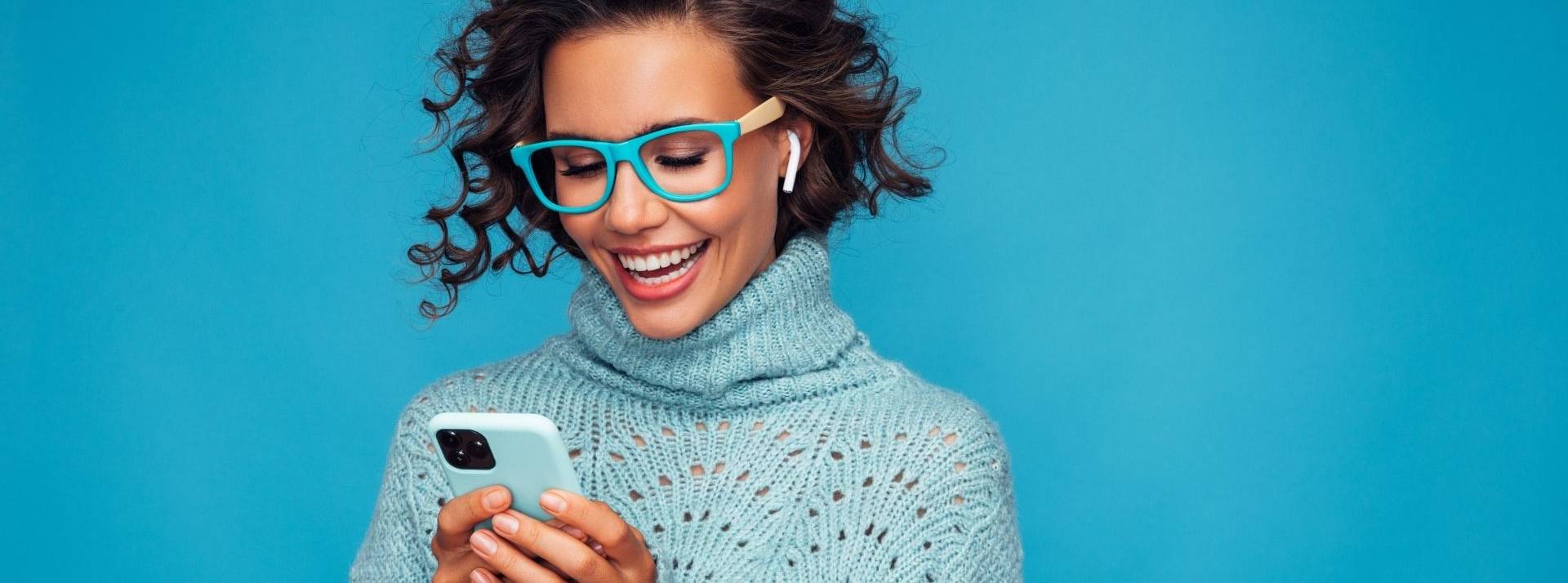 CertiDeal lève 15 millions d’euros pour imposer son standard de produits reconditionnés en France garantis 24 mois Femme consultant son smartphone