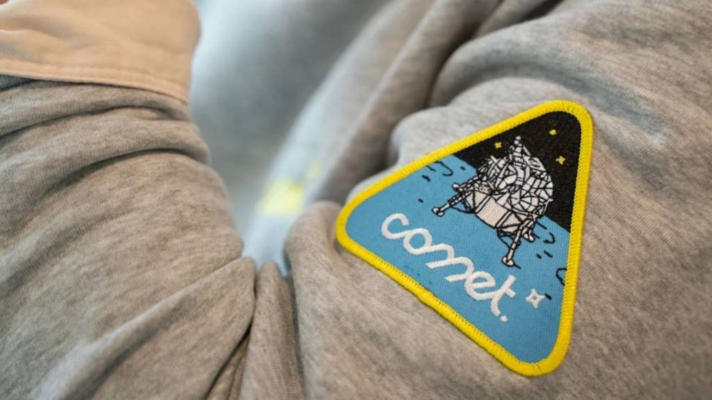 Pukll avec un écusson Comet