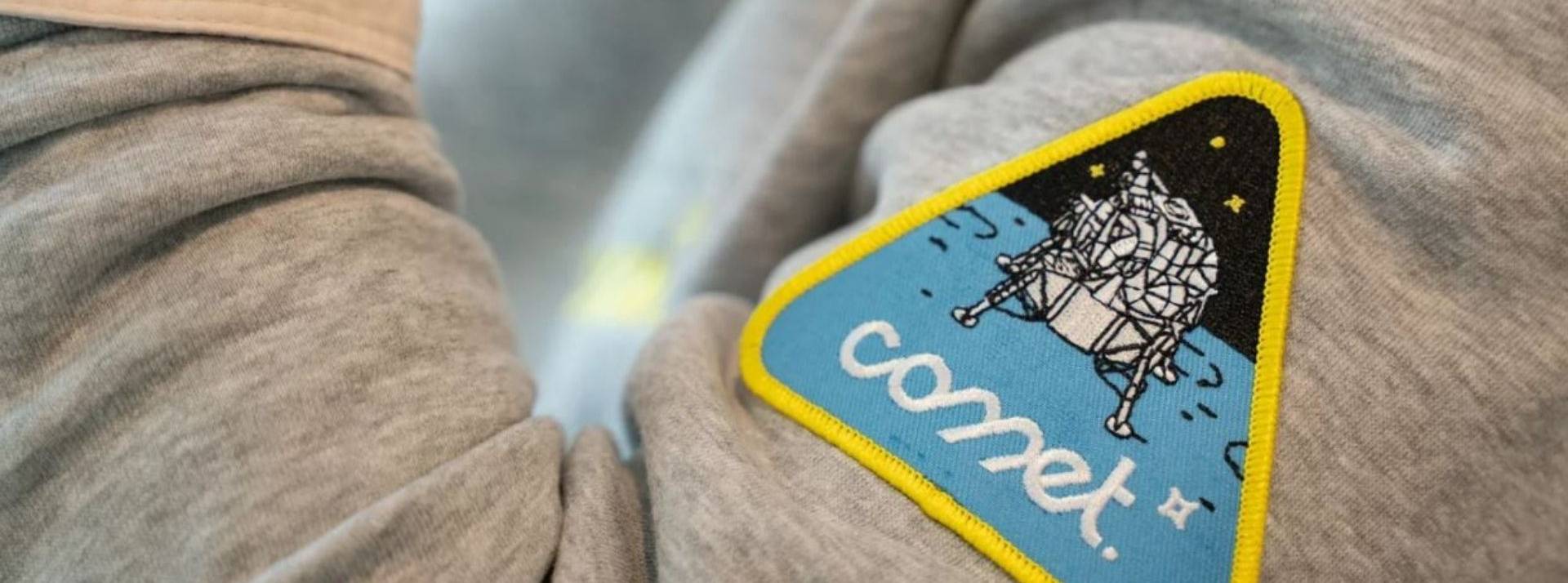 Comet, écosystème français de sourcing agile dédié aux projets IT, met en relation les freelances et les grands comptes grâce à son algorithme de matching et son accompagnement humain. Pukll avec un écusson Comet