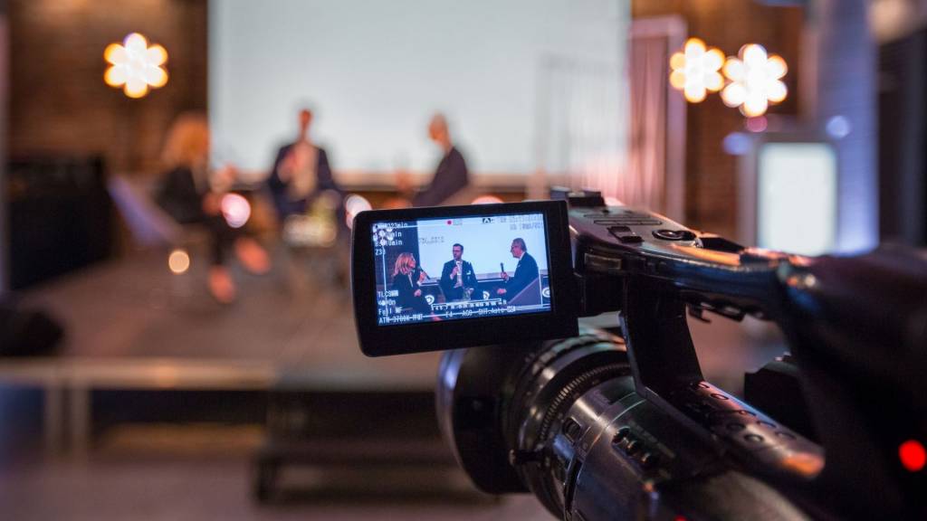 Dailymotion intègre Unify et multiplie les opportunités de monétisation vidéo du groupe médias Entretien filmé par une caméra